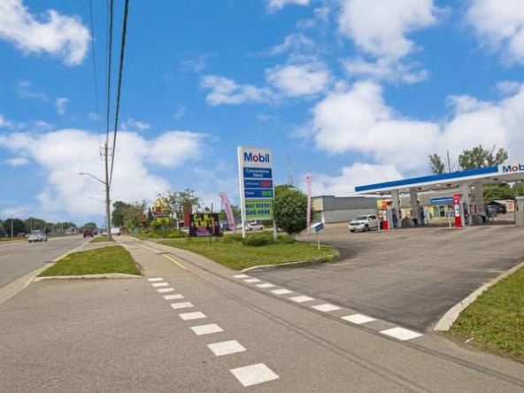 Gas station for sale in Kitchener: entrance